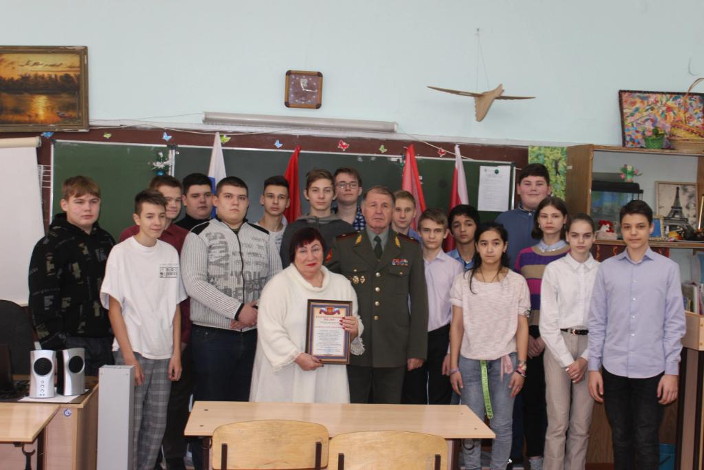 109_mou's tweet photo. С 20 октября по всей стране стартовала III Всероссийская информационно-агитационная акция "Есть такая профессия- Родину защищать". Сегодня в нашей школе почетные гости -  генерал-майор Землянский С. А., а также сотрудники Промышленного военного комиссариата и офицеры Росгвардии. https://t.co/1heOnwSDoj