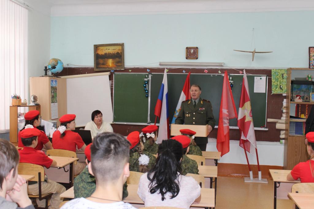 С 20 октября по всей стране стартовала III Всероссийская информационно-агитационная акция "Есть такая профессия- Родину защищать". Сегодня в нашей школе почетные гости -  генерал-майор Землянский С. А., а также сотрудники Промышленного военного комиссариата и офицеры Росгвардии.