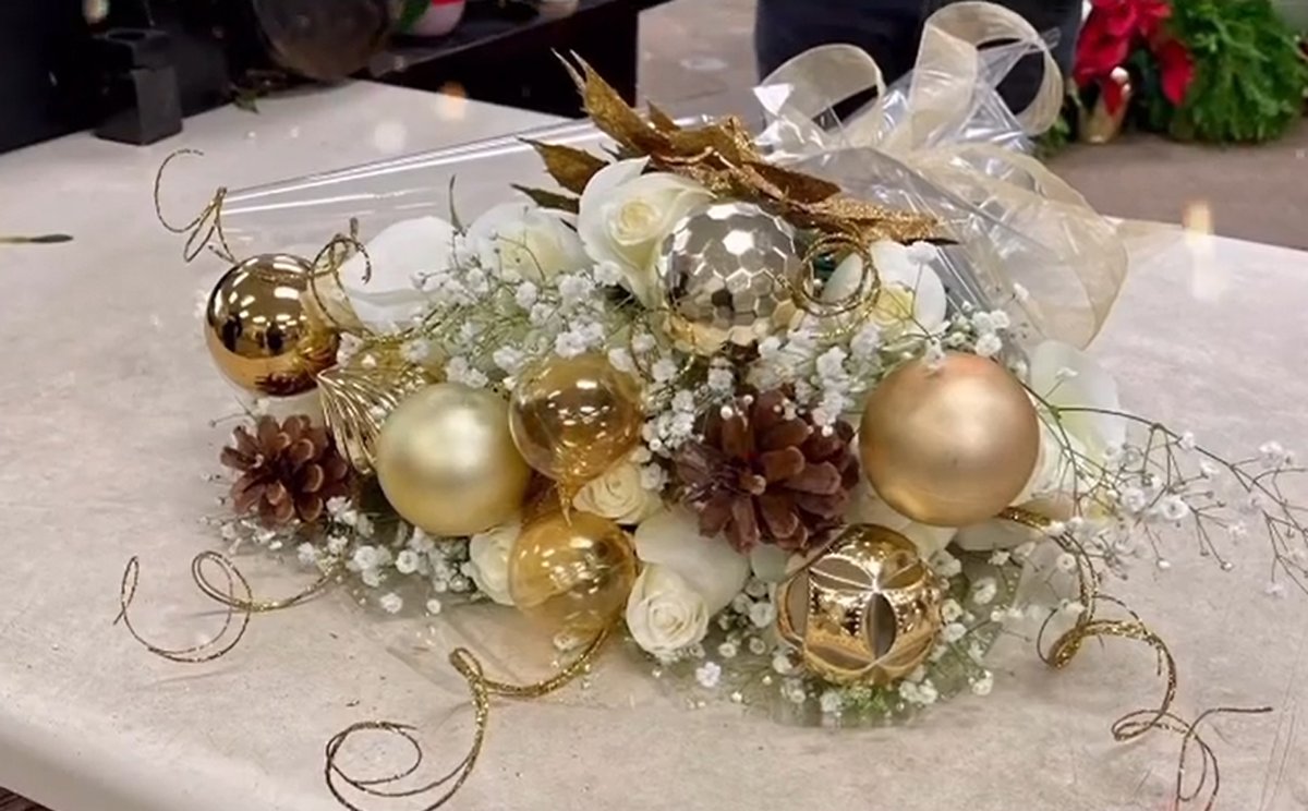FloweramaColumb's tweet photo. A custom bouquet created by our talented designers!  Simply stunning.

#floweramacolumbus #ohioflorist #christmasflowers #customflowerdesigns #floralart #flowerdelivery https://t.co/DPbRA4eeJp https://t.co/95aCJDs2kO