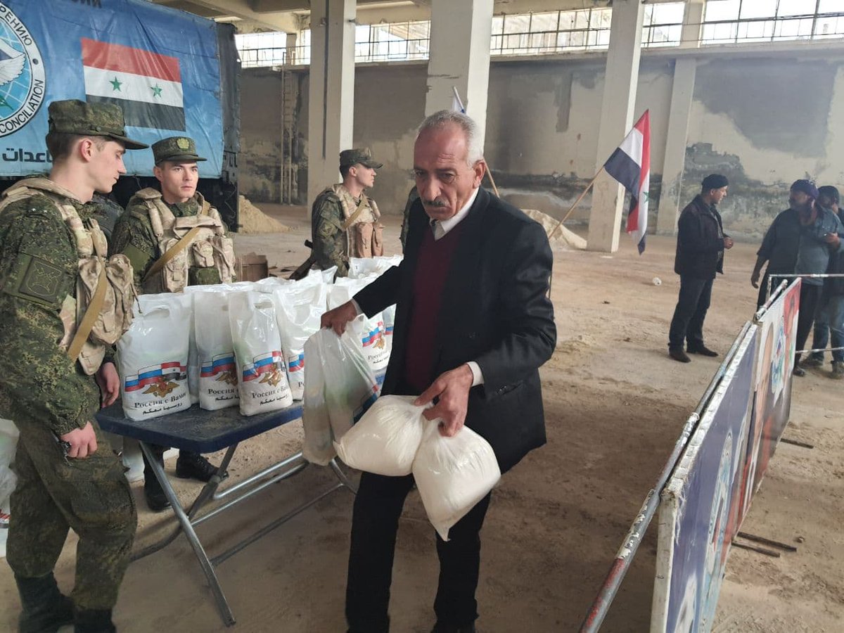 RealNewsAleppo's tweet photo. The Russian Center for Reconciliation held another action to distribute food kits in Khan Shei Khun https://t.co/zagqAURDfy