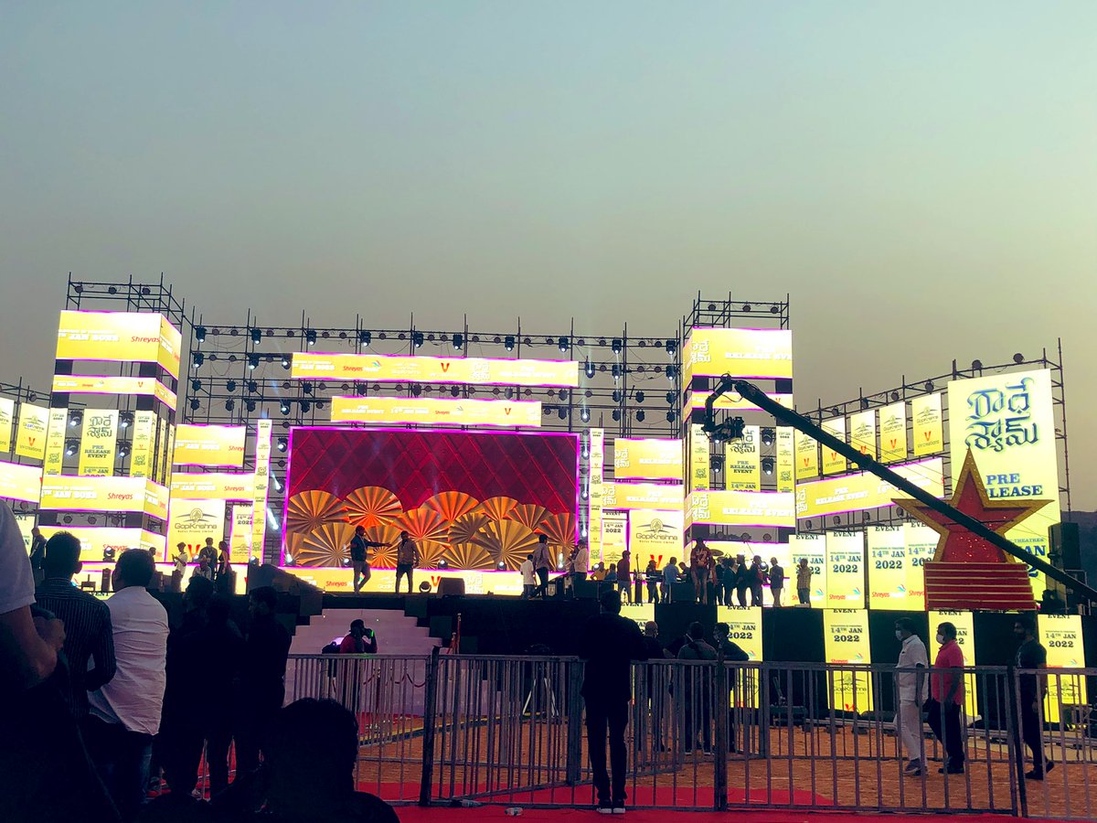 PrabhasRaju's tweet photo. The Stage is all set! 🥁🔥

#RadheShyamPreReleaseEvent https://t.co/zFx4iYhwag
