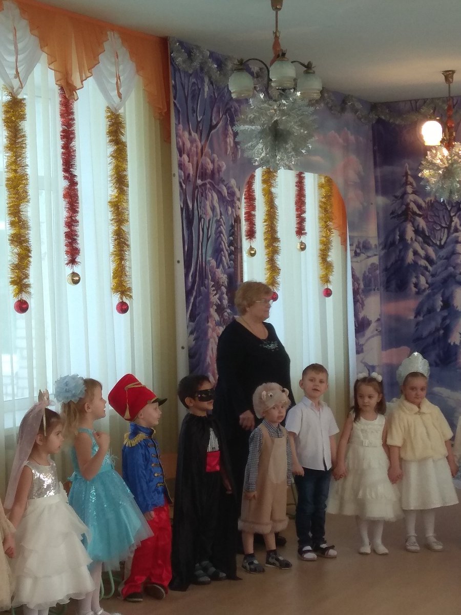 В детский сад приходит праздник! Сегодня ребята 2 мл.группы ловко справились с коварными заданиями Бабы Яги, пели, танцевали и радовали Деда Мороза стихами. Праздник удался!