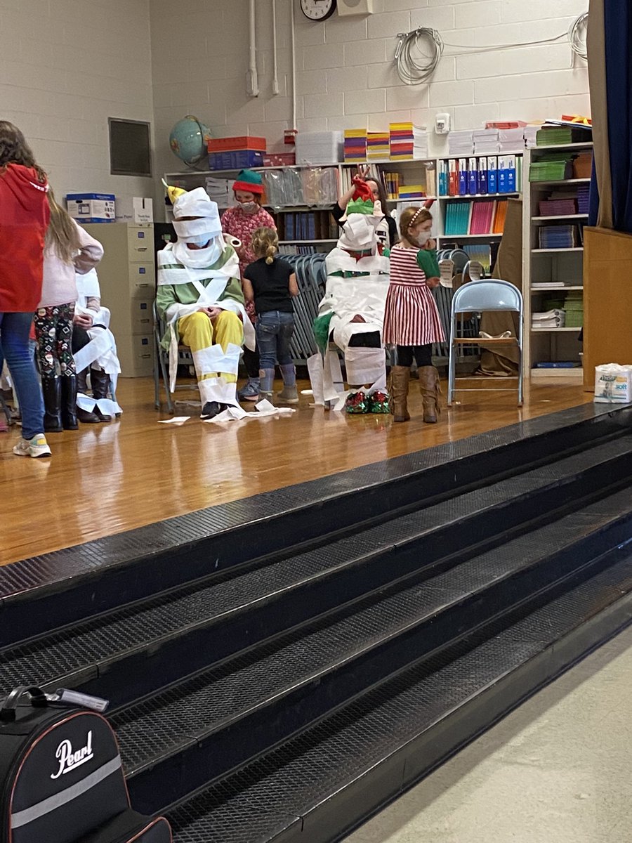 MrsDill2's tweet photo. Yesterday we sent @WFESLStuart off in grand style while celebrating a student victory in the canned food drive. #WFESspirit #rematchneeded https://t.co/1LdS6edVDP