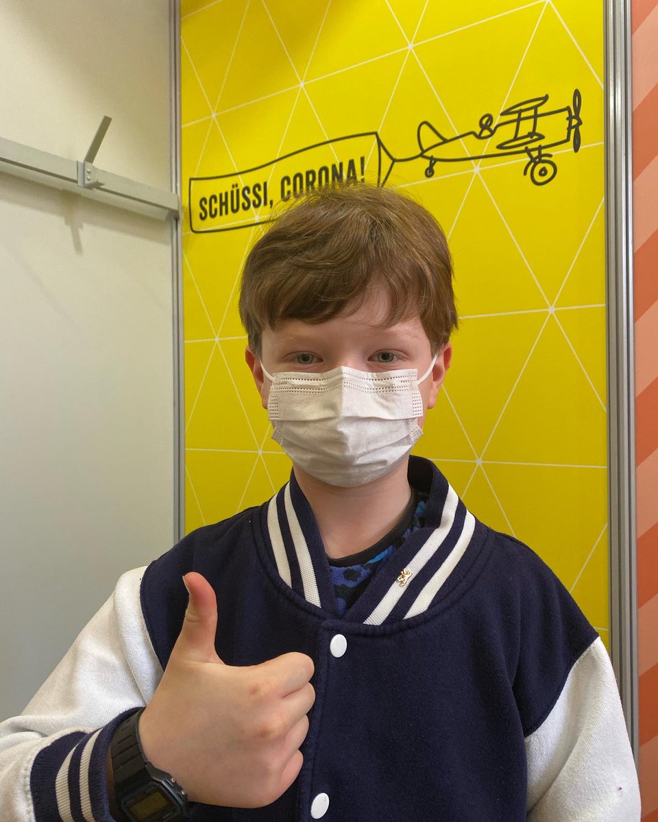 ASBinBerlin's tweet photo. Heute werden im Roten Rathaus 120 Kinder von 9 bis 16 Uhr geimpft. Der 10 jährige Noah war vor Ort und hat von der Bürgermeisteren @FranziskaGiffey einen kleinen, goldenen 🐻 angesteckt bekommen. 💛❤️

#impfen #asb #berlin #WirHelfenBerlin #BerlinerHilfsorganisationen #asbberlin https://t.co/nBtJwHkxuM