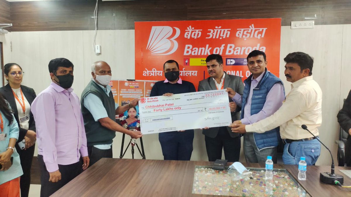 iAm_MayurPatel's tweet photo. #BankofBaroda Navsari organized program in which condolence was expressed on the sudden demise of our customer Mrs. Hetal Patel in a road accident &amp; as a help to her family Amt of Rs.40 lac provided by Mr. Manoj Gupta, RM &amp; Mr. Rohit Chaudhary, DEO, Navsari under road insurance. https://t.co/zL40ngDLzu
