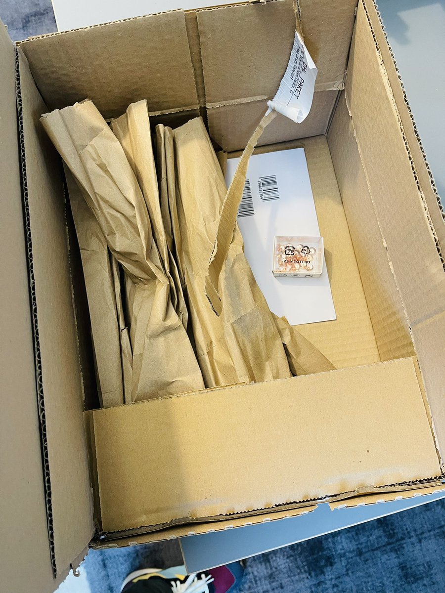 amirhabil's tweet photo. @IKEA_Presse ihr seid echt lustig, riesiges Paket für 25 Heftzwecken. Ist das euer Ernst? Habt ihr kein Umweltbewusstsein? #umweltsuender https://t.co/kEEneobUML