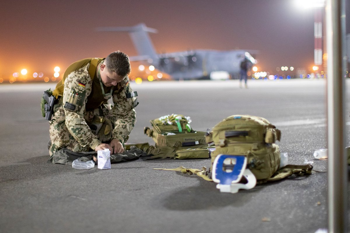 Bw_Einsatz's tweet photo. Ein Jahr mit vielen Herausforderungen geht zu Ende. Die #BundeswehrimEinsatz blickt zurück und teilt Impressionen aus dem August 2021. Ereignis des Monats: Die bisher umfangreichste militärische Evakuierungsoperation der Bundeswehr. #MilEvakOp #ResoluteSupport @bundeswehrInfo https://t.co/bMG6VXaEY2