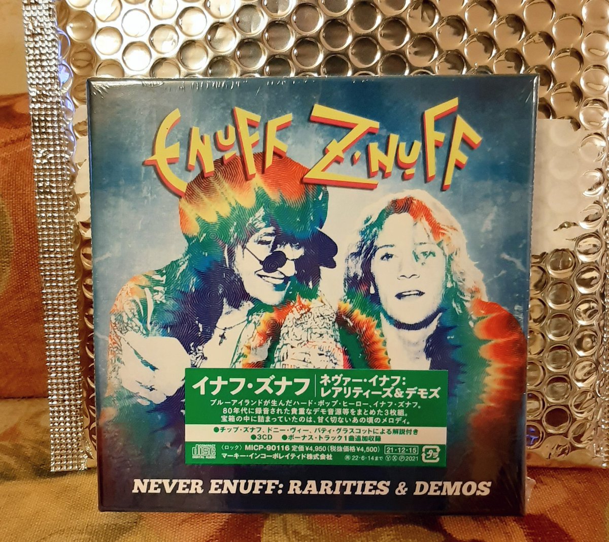 yuko_niji's tweet photo. 今年最後に購入したCDは3枚組のコレ。

「宝箱の中に詰まっていたのは、甘く切ないあの頃のメロディ｣

この言葉に尽きるイナフズナフの未発表音源集。
ドニー・ヴィーの声は究極の癒しです💕💕💕

#NeverEnuff 
#RaritiesAndDemos
#EnuffZNuff https://t.co/g5F0zSfEE2