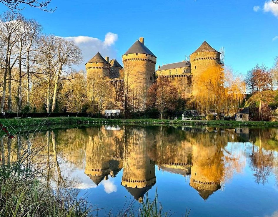 🔙 #RÉCAP' 2021 :

Commençons par la 7ème #photo que vous avez le plus aimé sur #Instagram cette année : une magnifique photo du @chateaudelassay. Un effet miroir sur l'étang du #château parfaitement capturé par @l_maxime ! 🏰