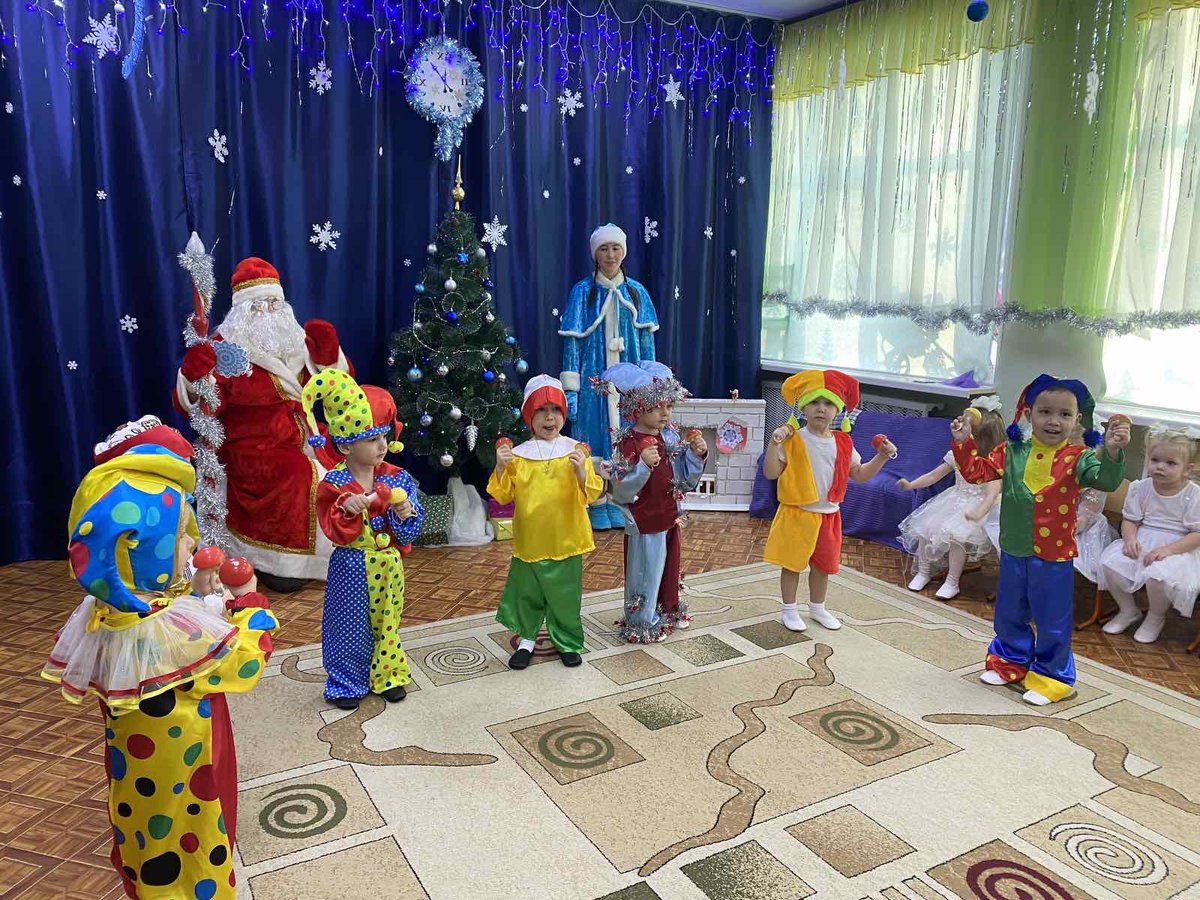 Сказка новогодняя
У дверей стоит,
Двери открываются —
В гости к нам спешит.
Главный здесь волшебник ―
Добрый Дед Мороз,
Он подарки вкусные
Для ребят принес.В #МБОУШколе35дошкольномотделении прошли волшебные и сказочные Новогодние утренники