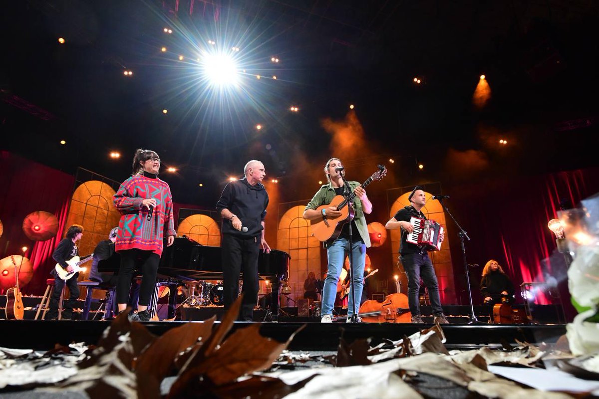 Taempuscat's tweet photo. Molt contents d'haver contribuït en la comunicació del Debat Constituent i la iniciativa del concert de Lluís Llach al palau Sant Jordi, en col·laboració amb grans professionals. https://t.co/59yAtIDEvr