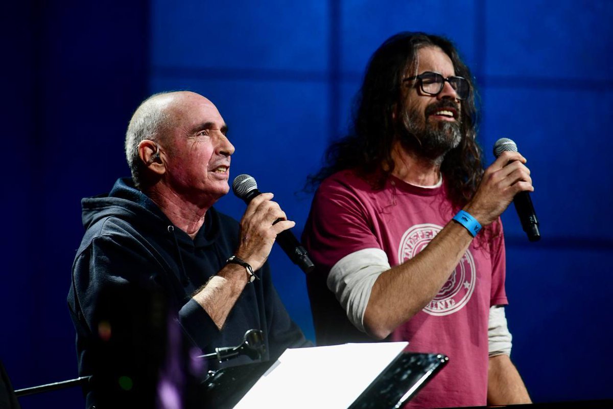 Taempuscat's tweet photo. Molt contents d'haver contribuït en la comunicació del Debat Constituent i la iniciativa del concert de Lluís Llach al palau Sant Jordi, en col·laboració amb grans professionals. https://t.co/59yAtIDEvr