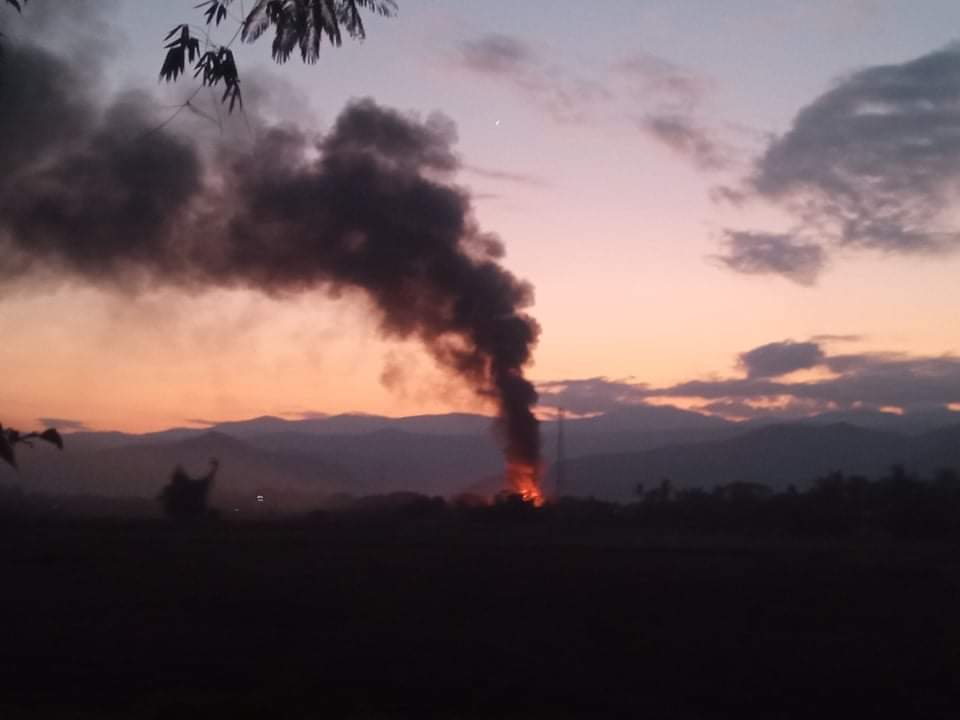 AMT95245400's tweet photo. Tw // Fire:  After the airstrikes, #MyanmarMilitaryTerrorists invaded and set on fire the houses in Sagaing's Kale, Natchaung Vlg at around 5 PM today. All locals have been displaced.  #Dec23Coup #WarCrimesOfJunta #WhatsHappeningInMyanmar https://t.co/GE6jM9tUb6