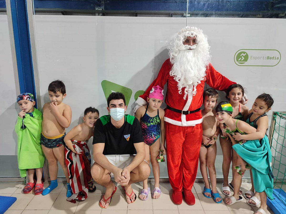 cnbadia's tweet photo. Estos días en @cnbadia hemos tenido la visita de #SantaClaus que ha repartido un pequeño detalle a nuestras bases👏🏽👏🏽🎅🎅🎁🎁.
Han quedado muy content@s y esas sonrisas no tienen precio😍.
Agradecer a Efrén, jugador del #MasterBadia por su implicación
#cnbadia #detallesquemolan https://t.co/T8kwTixJgn
