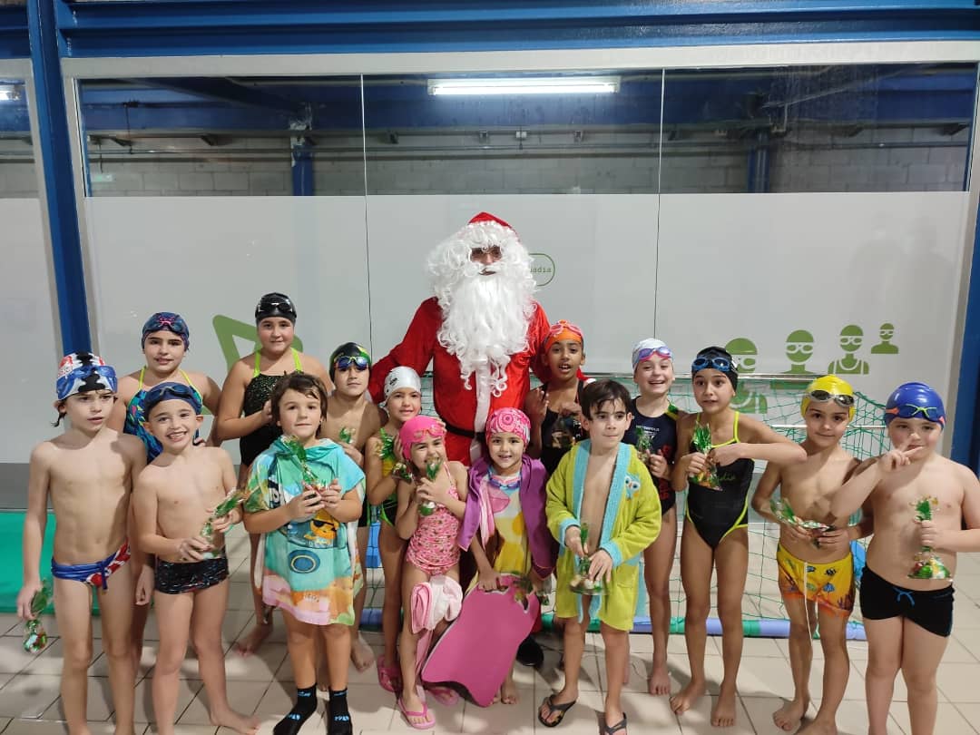 cnbadia's tweet photo. Estos días en @cnbadia hemos tenido la visita de #SantaClaus que ha repartido un pequeño detalle a nuestras bases👏🏽👏🏽🎅🎅🎁🎁.
Han quedado muy content@s y esas sonrisas no tienen precio😍.
Agradecer a Efrén, jugador del #MasterBadia por su implicación
#cnbadia #detallesquemolan https://t.co/T8kwTixJgn