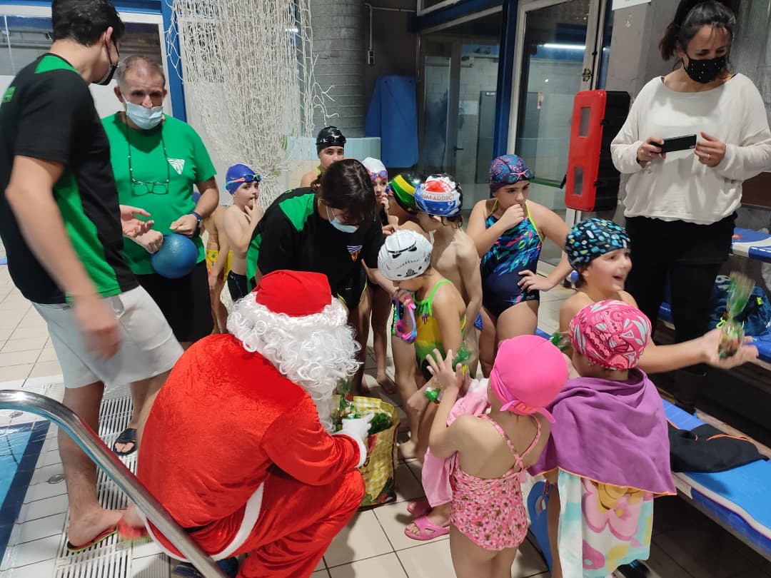 cnbadia's tweet photo. Estos días en @cnbadia hemos tenido la visita de #SantaClaus que ha repartido un pequeño detalle a nuestras bases👏🏽👏🏽🎅🎅🎁🎁.
Han quedado muy content@s y esas sonrisas no tienen precio😍.
Agradecer a Efrén, jugador del #MasterBadia por su implicación
#cnbadia #detallesquemolan https://t.co/T8kwTixJgn