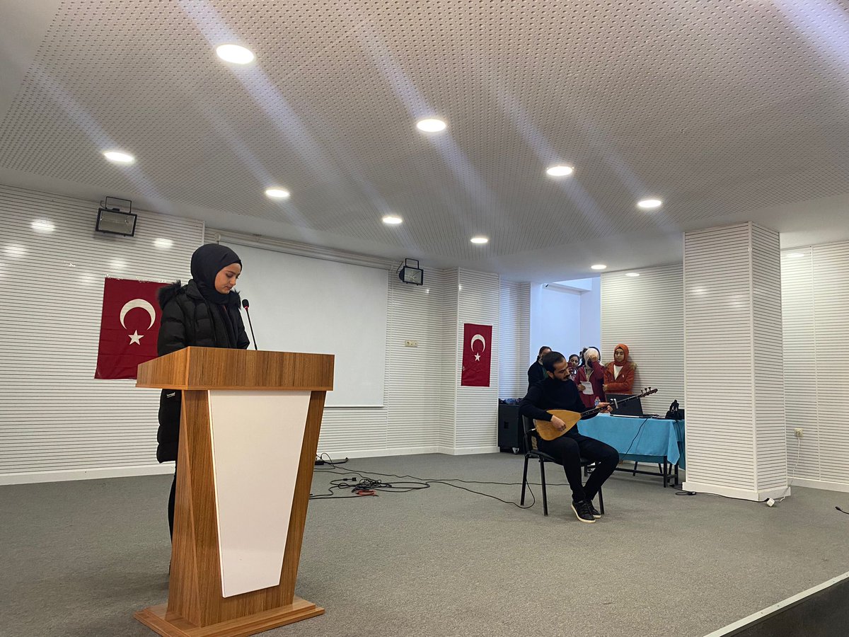 Okulumuzda müzik eşliğinde şiir dinletisi programı düzenleyen başta Türk Dili ve Edebiyatı öğretmenlerimize ve Müzik öğretmenlerimize teşekkür ederiz.