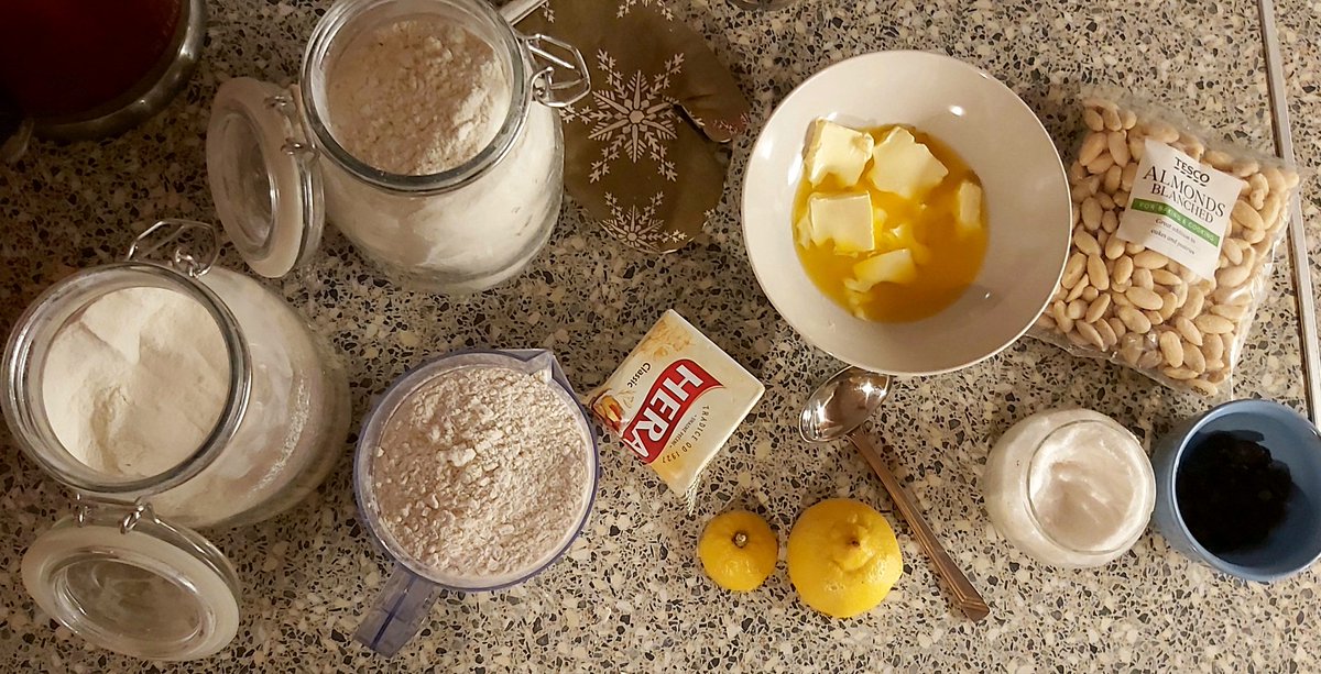 Puncoskka's tweet photo. Mám skluz. Ale do půlnoci to stihnu. ✌
#jedem #peceme #kitchen #Xmas https://t.co/POVjDpIUSl