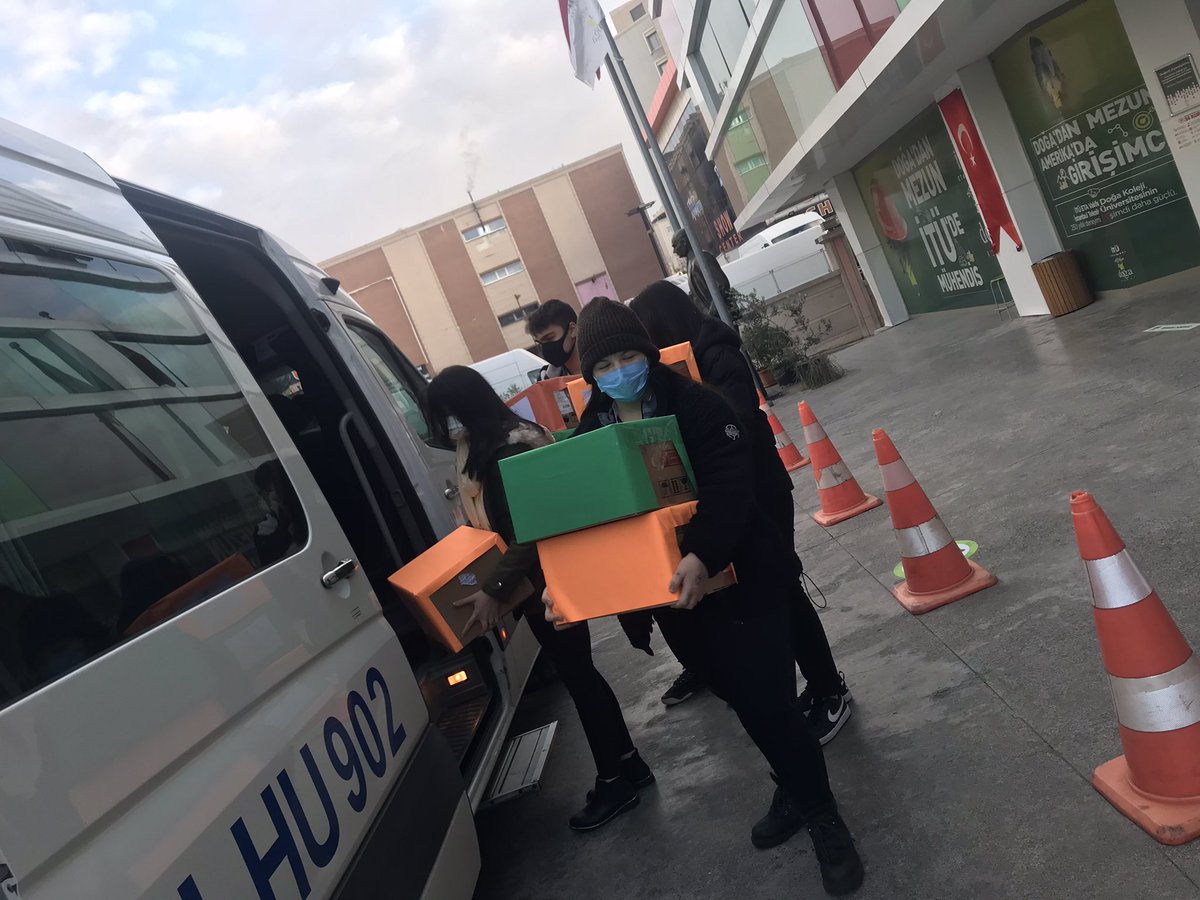 dilekztemelerka's tweet photo. İTÜ ETA Vakfı Cevizlibağ Doğa Koleji olarak sosyal sorumluluk projemiz “Bu Kış Beni Sen Giydir” kapsamında Sultangazi  125. Yıl İlkokulu öğrencilerine destek olduk.Projemize destek olan tüm yönetici arkadaşlarıma,tüm kademe veli ve öğrencilerimize teşekkür ederim.@DogaOkullari https://t.co/FsqQqXI5mp