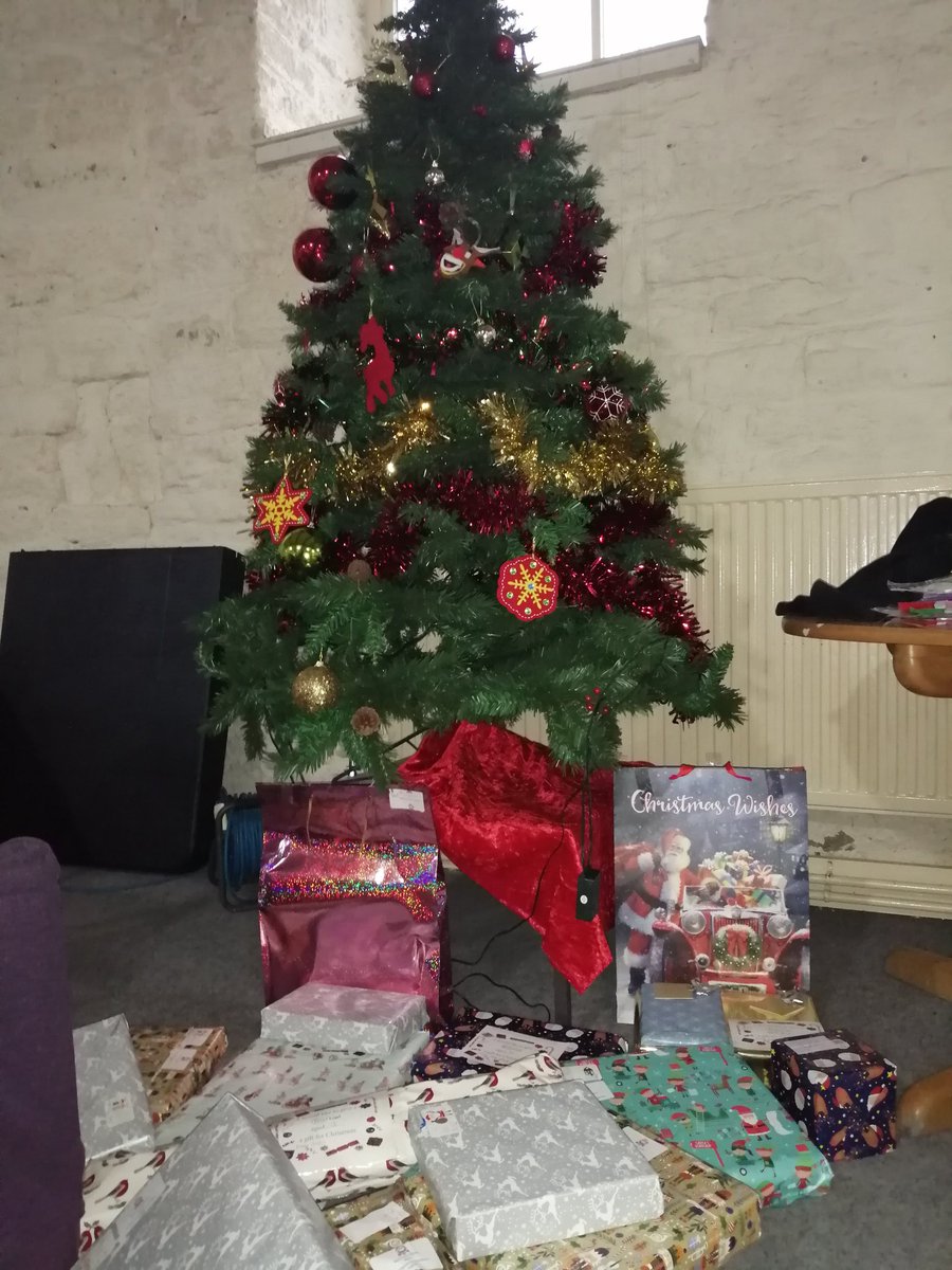 kirkleeswelcome's tweet photo. Huge thank you @BatleySPF
Asylum and Refugee children have gifts to open on Christmas Day &amp; thanks to those who have delivered them to their homes🙌
And so lovely to be at a #WelcomeClub today to see new arrival families excited to take their gifts away 
#KirkleesWelcomes 🎄🎅🎁 https://t.co/PDP1hkKhiE