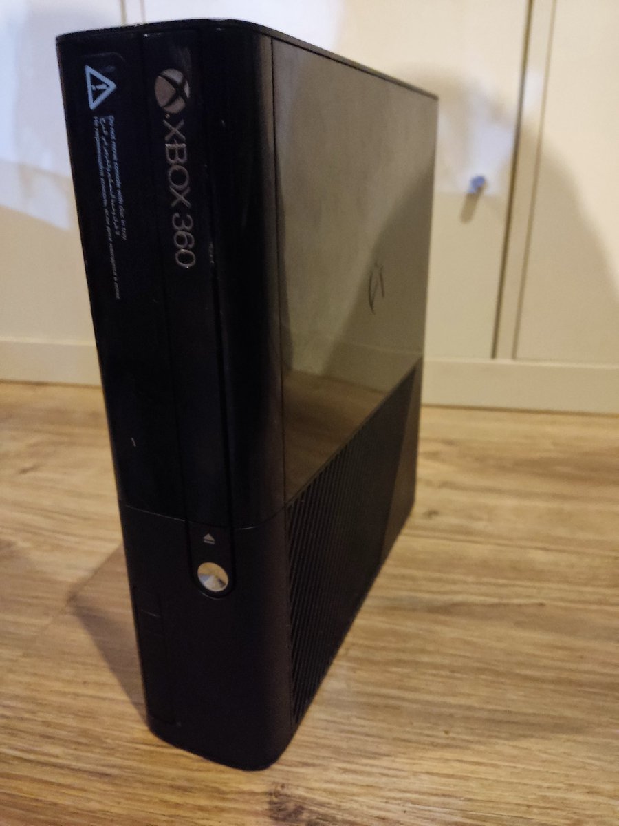 RedBreadT's tweet photo. @xboxru Если вы не продадите мне новый xbox sx, то я буду вынужден сломать этого малыша и купить PlayStation🥲 https://t.co/hTbN4z6W45