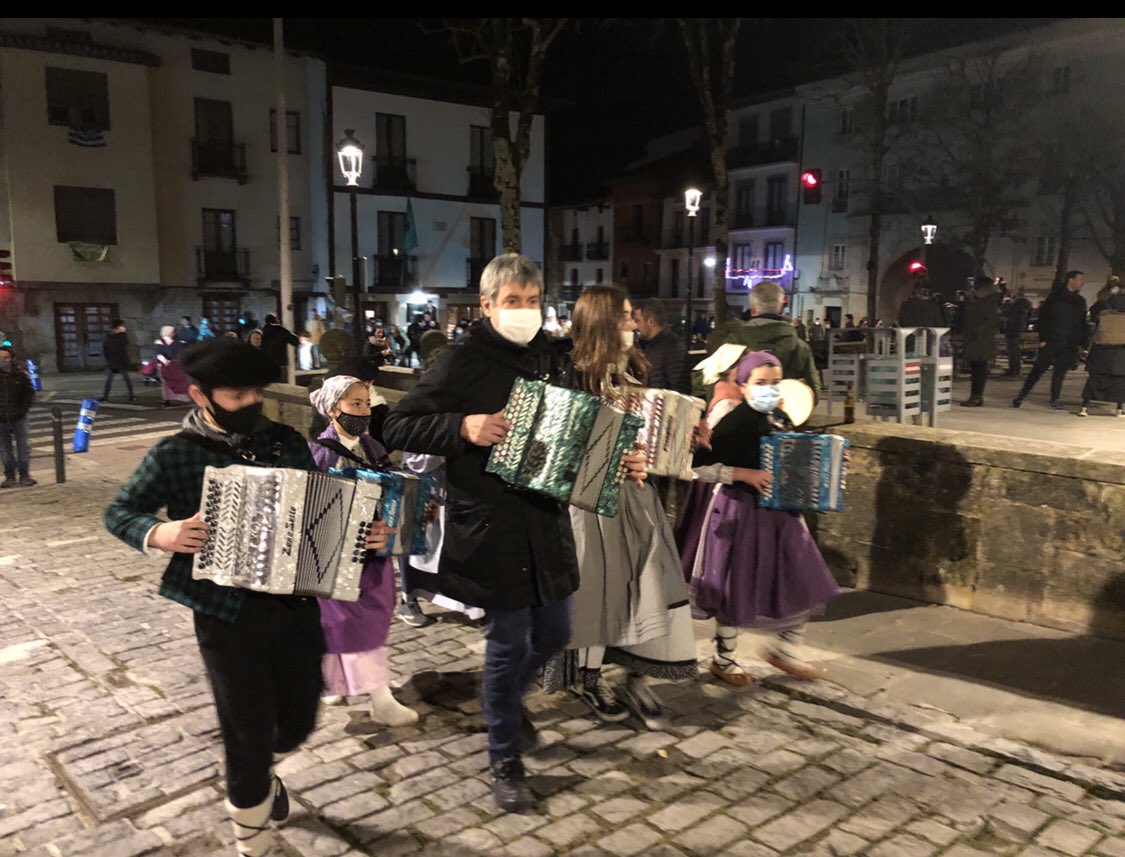 elgetagoiena's tweet photo. Hutsik egin barik #Elgera-n dira Olentzero eta Mari Domingi. https://t.co/YP6vlNHyjU