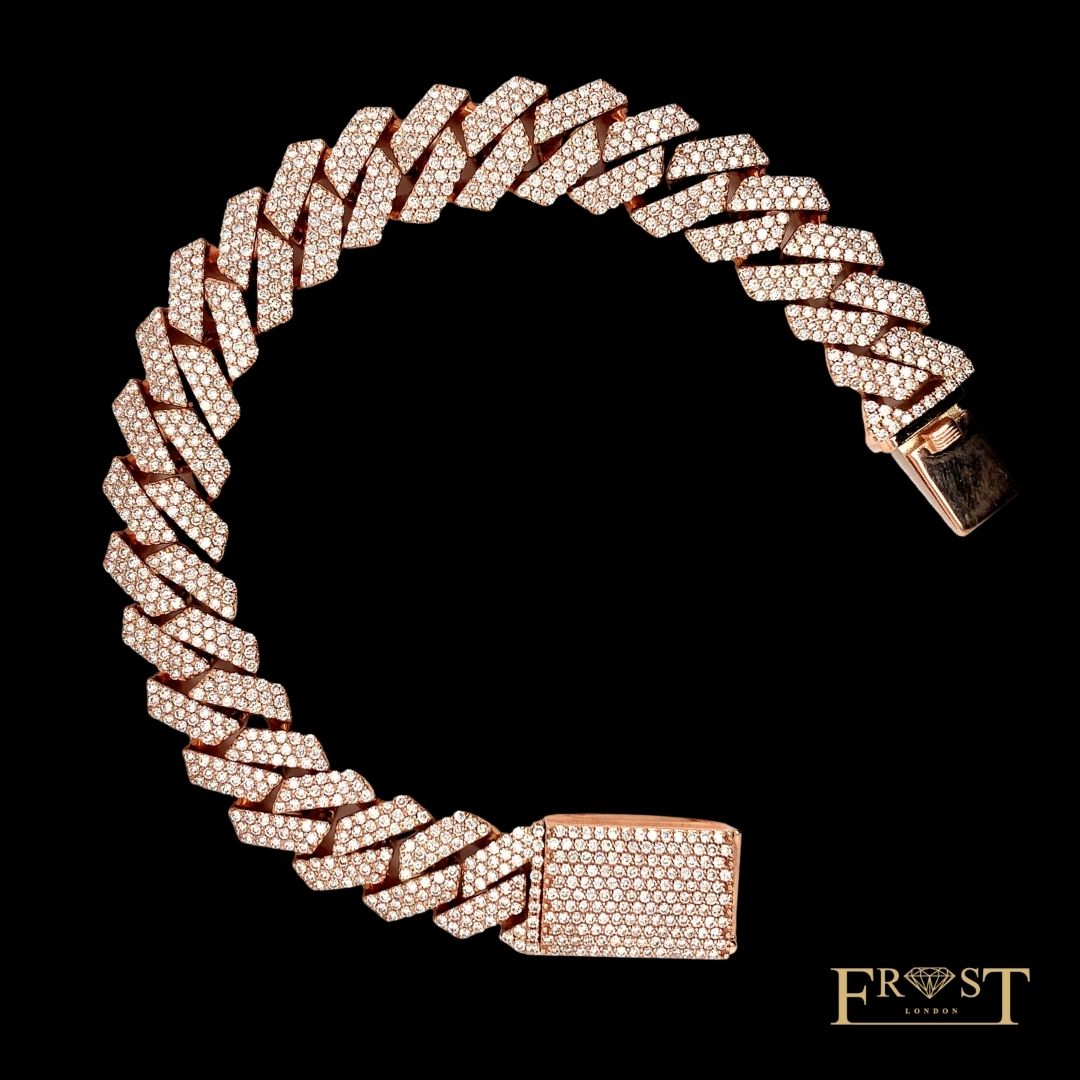 frostoflondon's tweet image. Cuban love for Day 2 of the festive countdown 💎
​Designed and made by our in-house atelier.

We are open until Christmas eve pop in and see us or check out the cubans in store now bit.ly/3sloGb6

#cubanbracelet #luxurylifestyle #diamondcuban