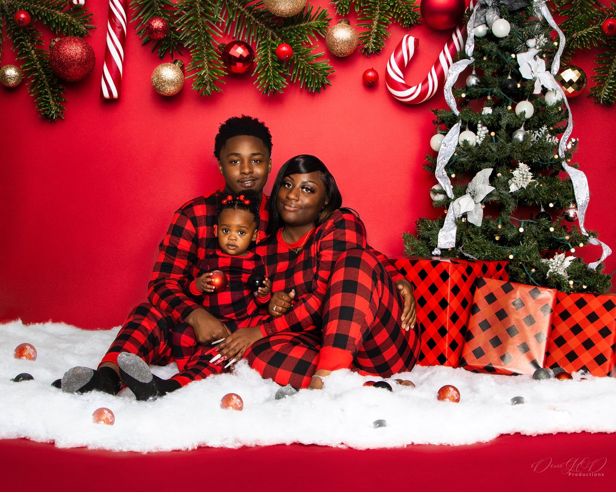 __tlatricee's tweet photo. Christmas photos with my little family 👨‍👩‍👧🎄 https://t.co/iOCwhHiy51