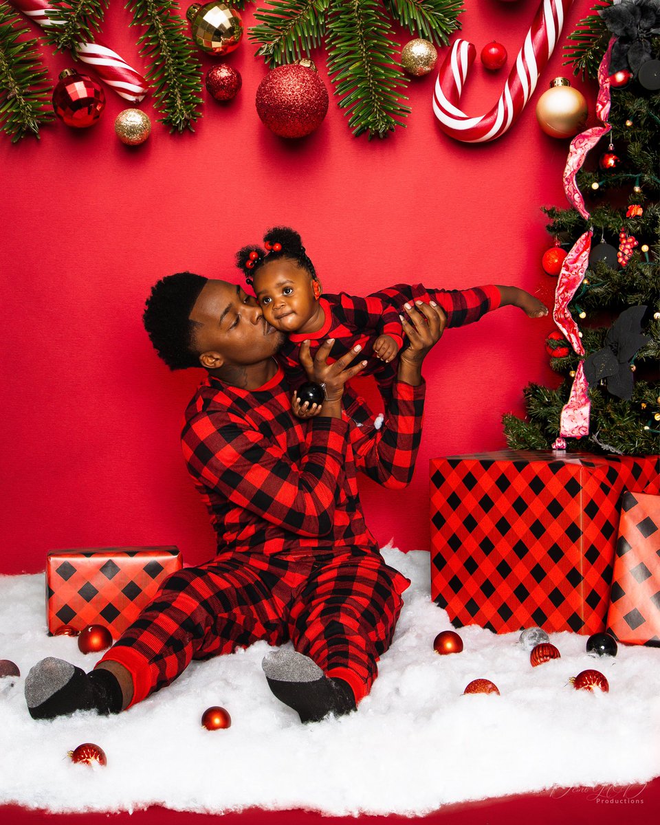 __tlatricee's tweet photo. Christmas photos with my little family 👨‍👩‍👧🎄 https://t.co/iOCwhHiy51