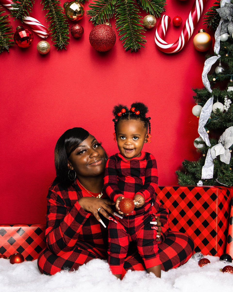 __tlatricee's tweet photo. Christmas photos with my little family 👨‍👩‍👧🎄 https://t.co/iOCwhHiy51