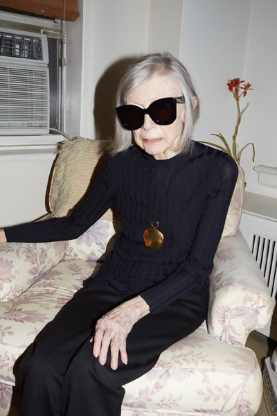 secondshelfbks's tweet photo. RIP to our hero. She was singular. https://t.co/9kfHvO4PM5