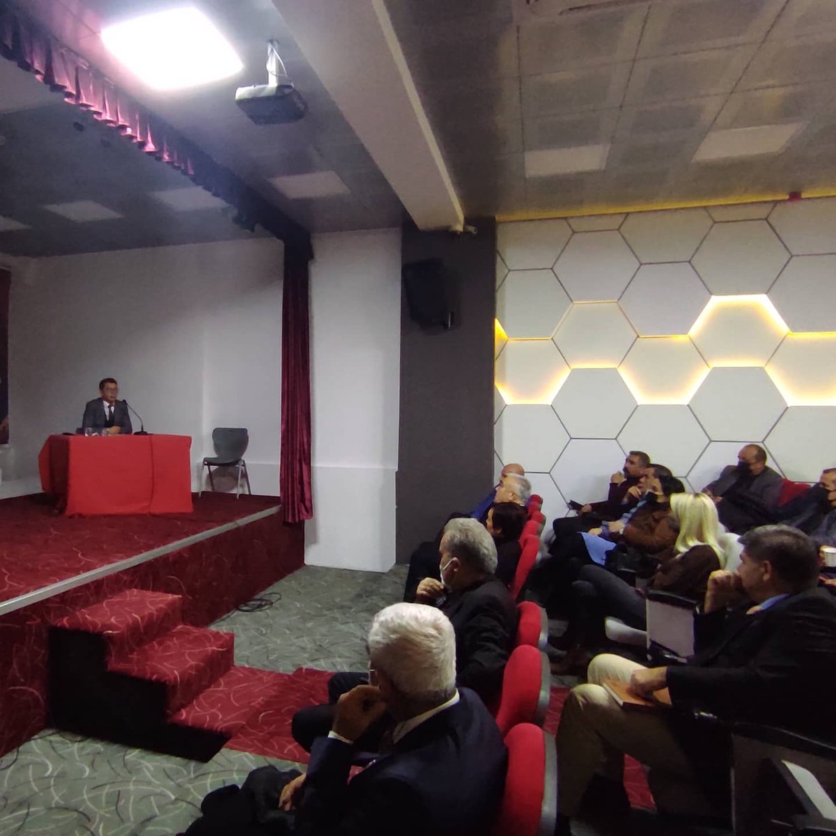 ortacamem's tweet photo. Bugün ilçemiz okul müdürleri ile aylık olağan toplantımızı yaptık. Toplantıda TÜBİTAK proje yarışmaları, Eğitimde İyi Örnekler yarışması, Evim Kitap Kokuyor projesi ve diğer hayalini kurduğumuz projeler hakkında bilgilendirmelerde bulunduk...
@SeyitKavak 
@mugla_mem 
@emrecay55 https://t.co/MA9IkpuUak