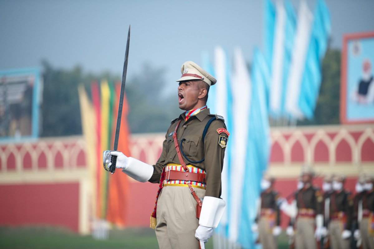 crpfacademyggm1's tweet photo. Sh Manu H C, Assistant Commandant, Trainee received Director's Baton for commanding the Passing out Parade of 52nd Batch of DAGOs. https://t.co/buBdtAiXaa