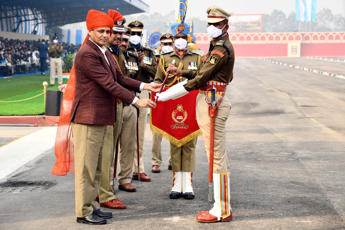 crpfacademyggm1's tweet photo. Sh Manu H C, Assistant Commandant, Trainee received Director's Baton for commanding the Passing out Parade of 52nd Batch of DAGOs. https://t.co/buBdtAiXaa