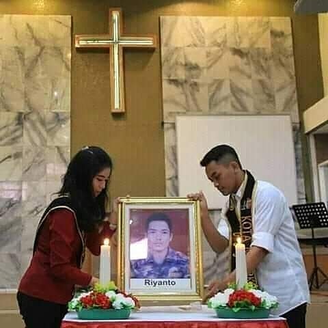JostKoko's tweet photo. IN MEMORIAM
21 Tahun Riyanto - Banser NU "Pahlawan Kebhinnekaan"
24/12/2021

Rasa hormat &amp; terimaKASIH kami atas pengorbananmu. Kami ikut mengenang &amp; mendoakanmu pada malam natal 24/12/2021 ini

Gus Dur:
“Riyanto telah menunjukkan diri sbg umat beragama yg kaya nilai kemanusiaan" https://t.co/KOzdWEPFCb