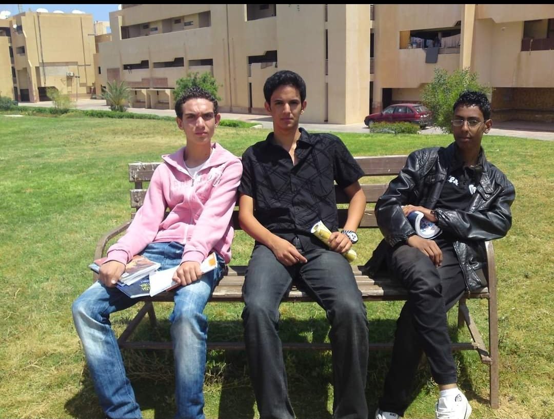 14 سنة ما بين الصورتين ، لعب و قرايا و نشاطات و شغل و شغف تقاسمناها طول المدة كلها اخيرا حققنا واحد من اهم طموحاتنا الي نحكوا فيه من ونحن صغار انه نتلاقوا بره و نكملوا مسيرتنا ♥️