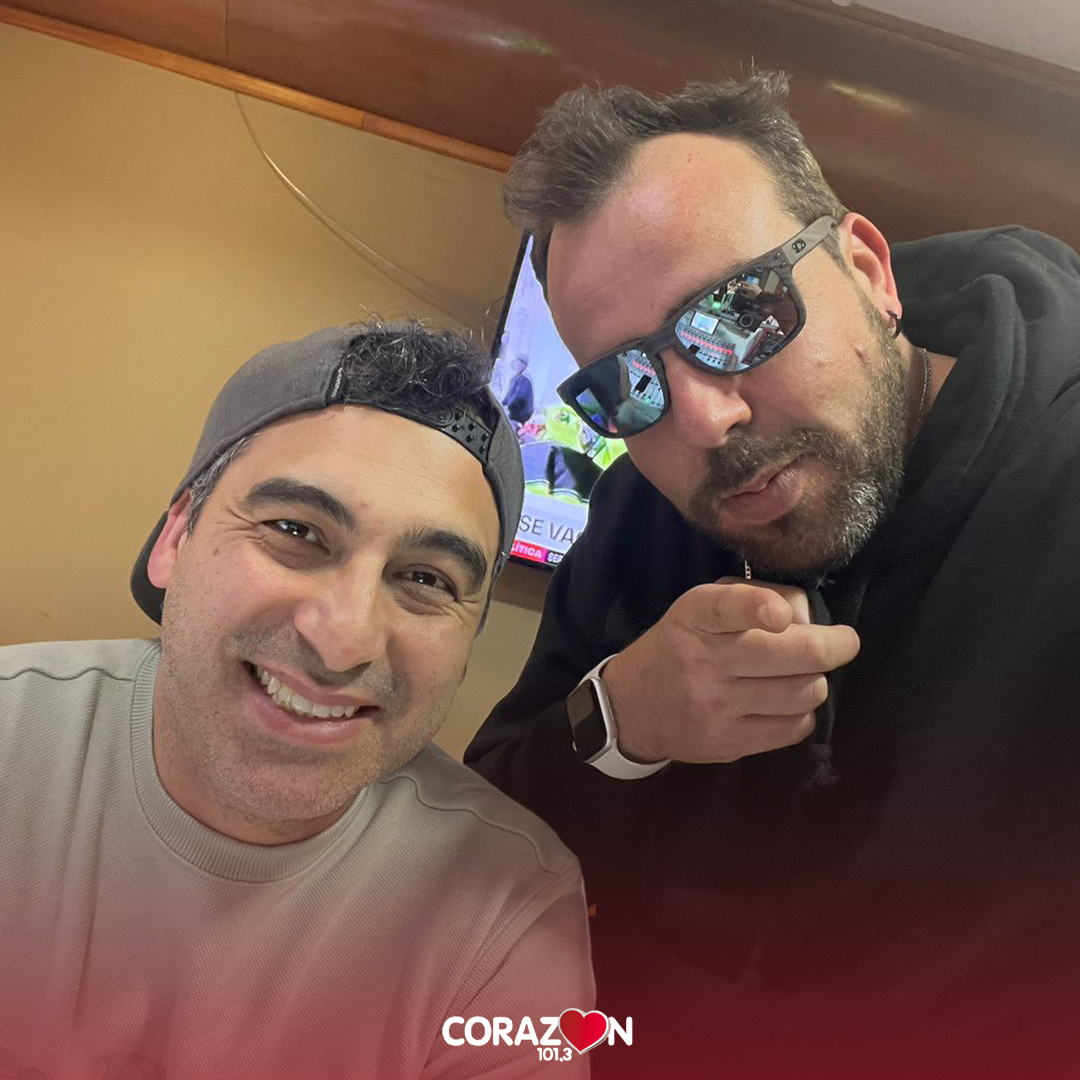 RadioCorazonFM's tweet photo. ¿LE PIDIERON ALGO AL VIEJITO PASCUERO? 🎄🎁
#TocaDoble con @fcokaminski y @giankchile al 22 381 2040, 41, 42 y audios al wsp+569 6785 3972 ❤️
🔴 https://t.co/0kBpnoJCAJ 101.3 #RadioCorazón https://t.co/rqiAQ3zm0x