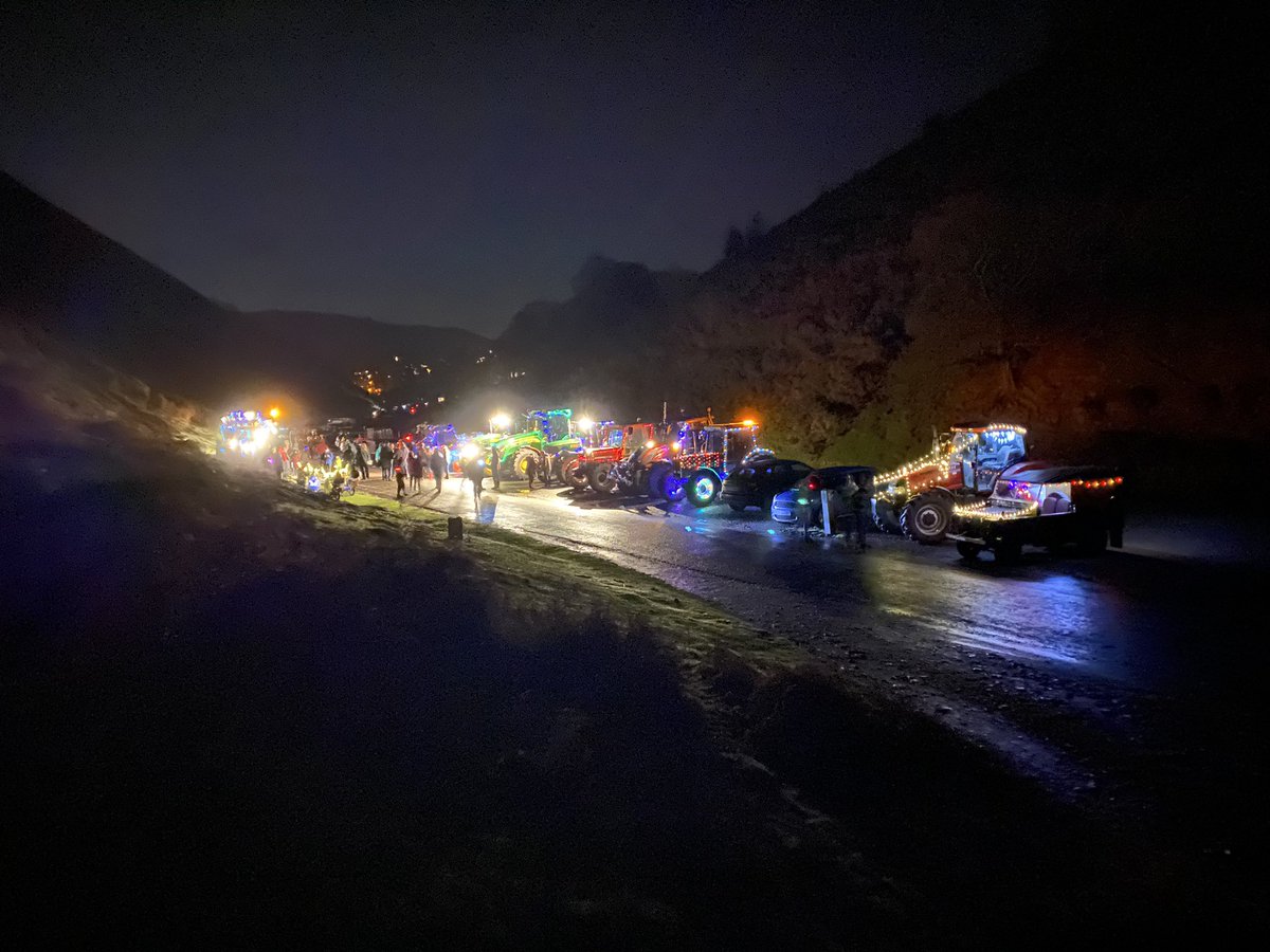 csmaff's tweet photo. #tractor #tractorslitup #SHROPSHIRE #ChurchStretton #Christmas #theyewtree https://t.co/BH8ishuB9M