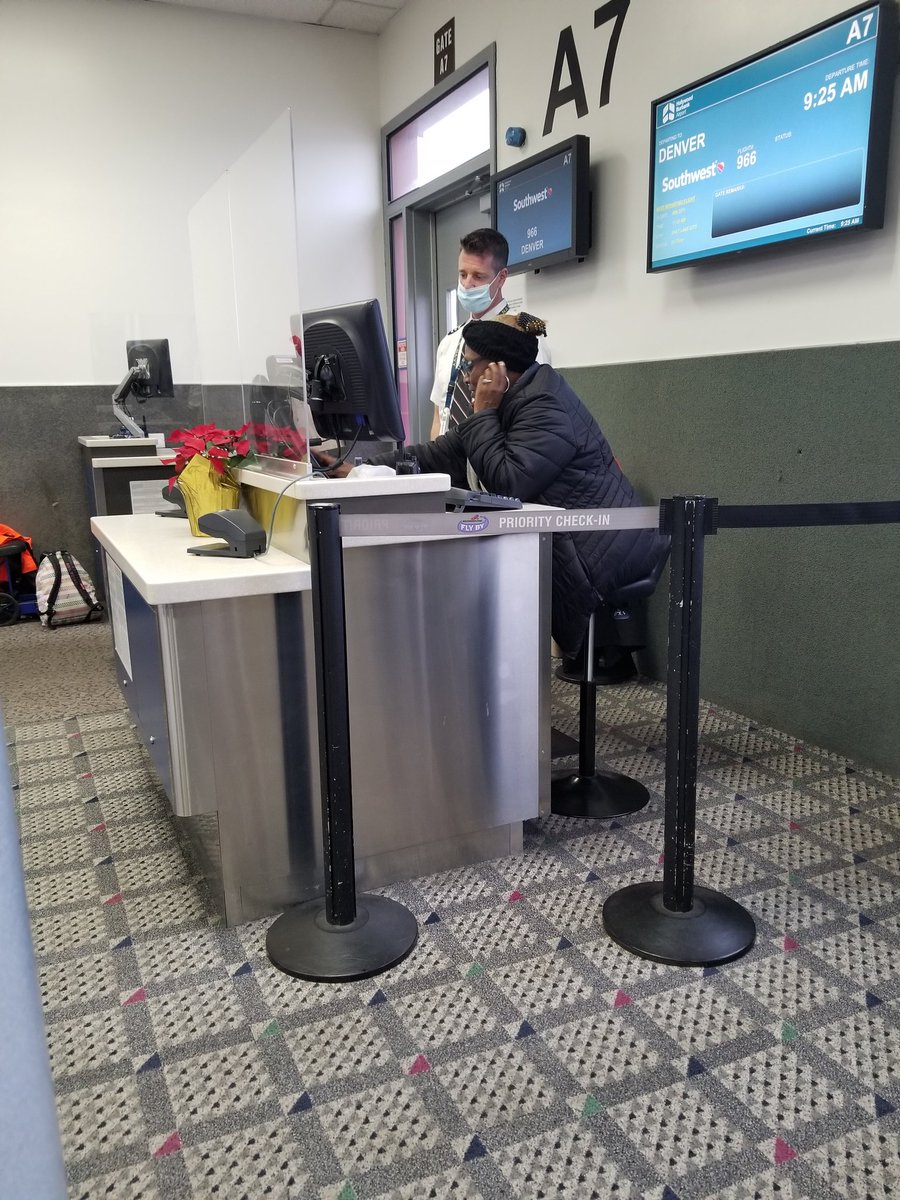 tmsherpa's tweet photo. Hat tip to @SouthwestAir. Standing here waiting for my kid's plane to take off. No less than the FIRST OFFICER volunteered to run back - to CHECK-IN! - to get some idiot passenger's phone! #southwest #customerservice #aboveandbeyond https://t.co/8IxLOByutG