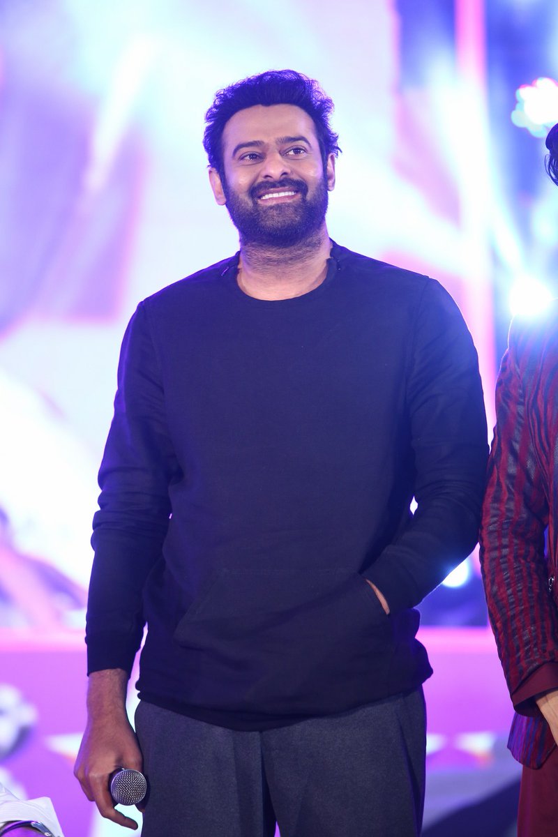 baraju_SuperHit's tweet photo. Rebel Star 'Darling' #Prabhas at #RadheShyam Pre-Release Event! 

#RadheShyamPreReleaseEvent

@hegdepooja @director_radhaa @TSeries @UV_Creations @GopiKrishnaMvs @AAFilmsIndia https://t.co/BpVv6pnjlo