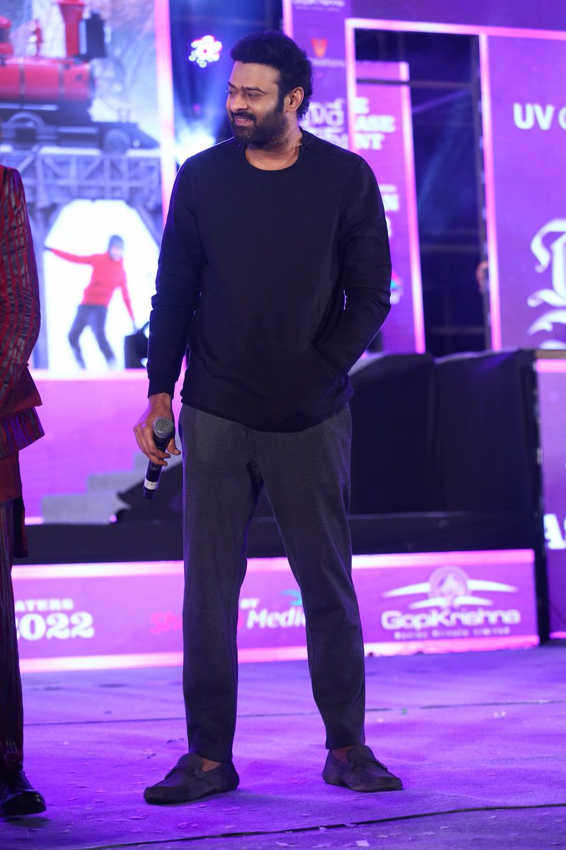 baraju_SuperHit's tweet photo. Rebel Star 'Darling' #Prabhas at #RadheShyam Pre-Release Event! 

#RadheShyamPreReleaseEvent

@hegdepooja @director_radhaa @TSeries @UV_Creations @GopiKrishnaMvs @AAFilmsIndia https://t.co/BpVv6pnjlo