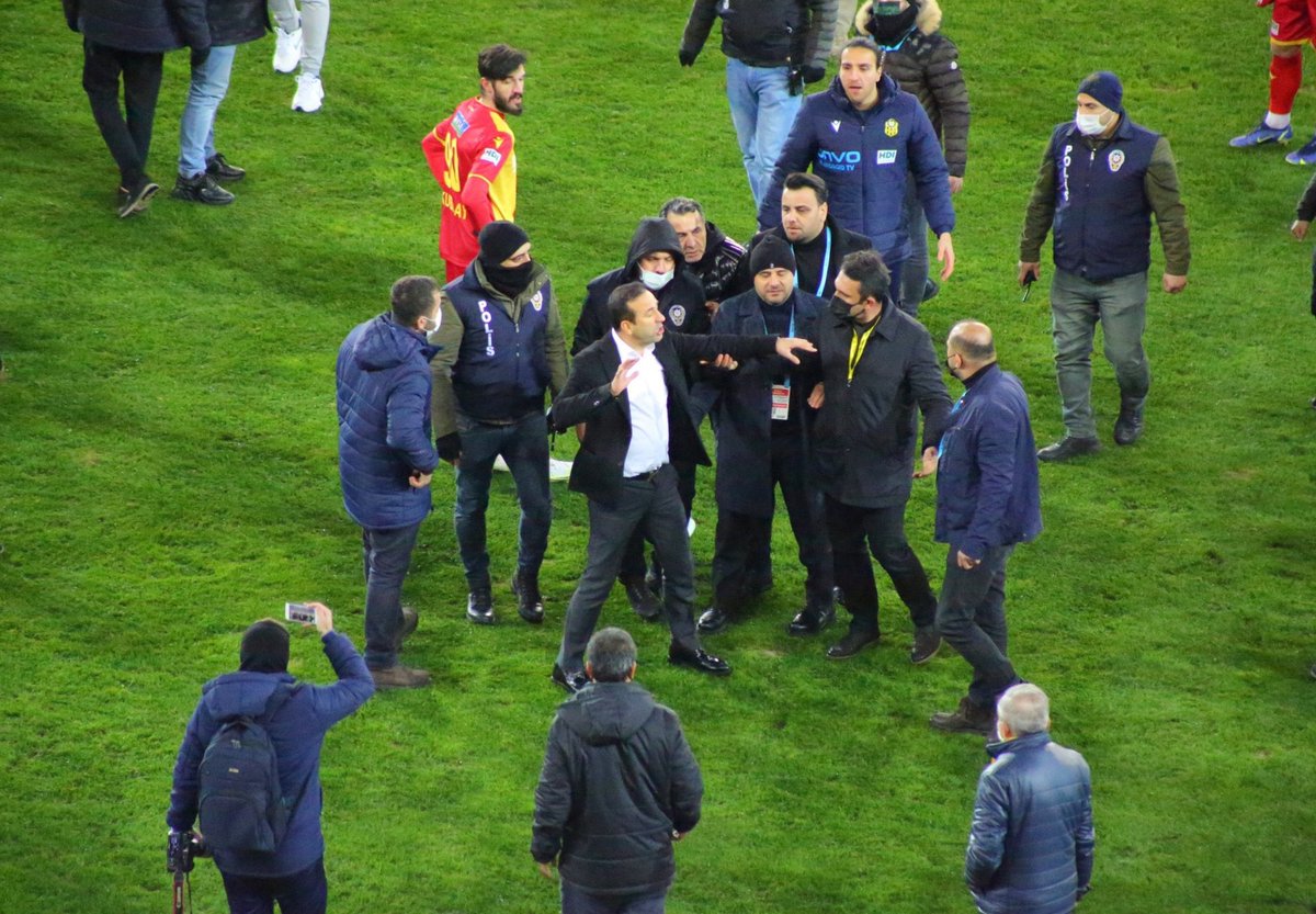 Senin yaptığın hataların yanında bu hakemin hatası inan ki hafif kalır.. Sen bu maç delirdin ama bizi 3 sezondur delirtiyorsun..
#AdilGevrekİstifa 
#malatya #huseyingocek