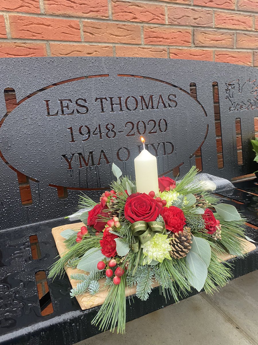 Caerbrynafc's tweet photo. Blwyddyn yn ddiweddarach a mae’r golled yr un mor fawr. Mae Les - wastad yn ei’n meddyliau. A year later and the loss is just as big. Les - always in our thoughts. Yma O Hyd 🐉🔴 https://t.co/JnvJ6xual8