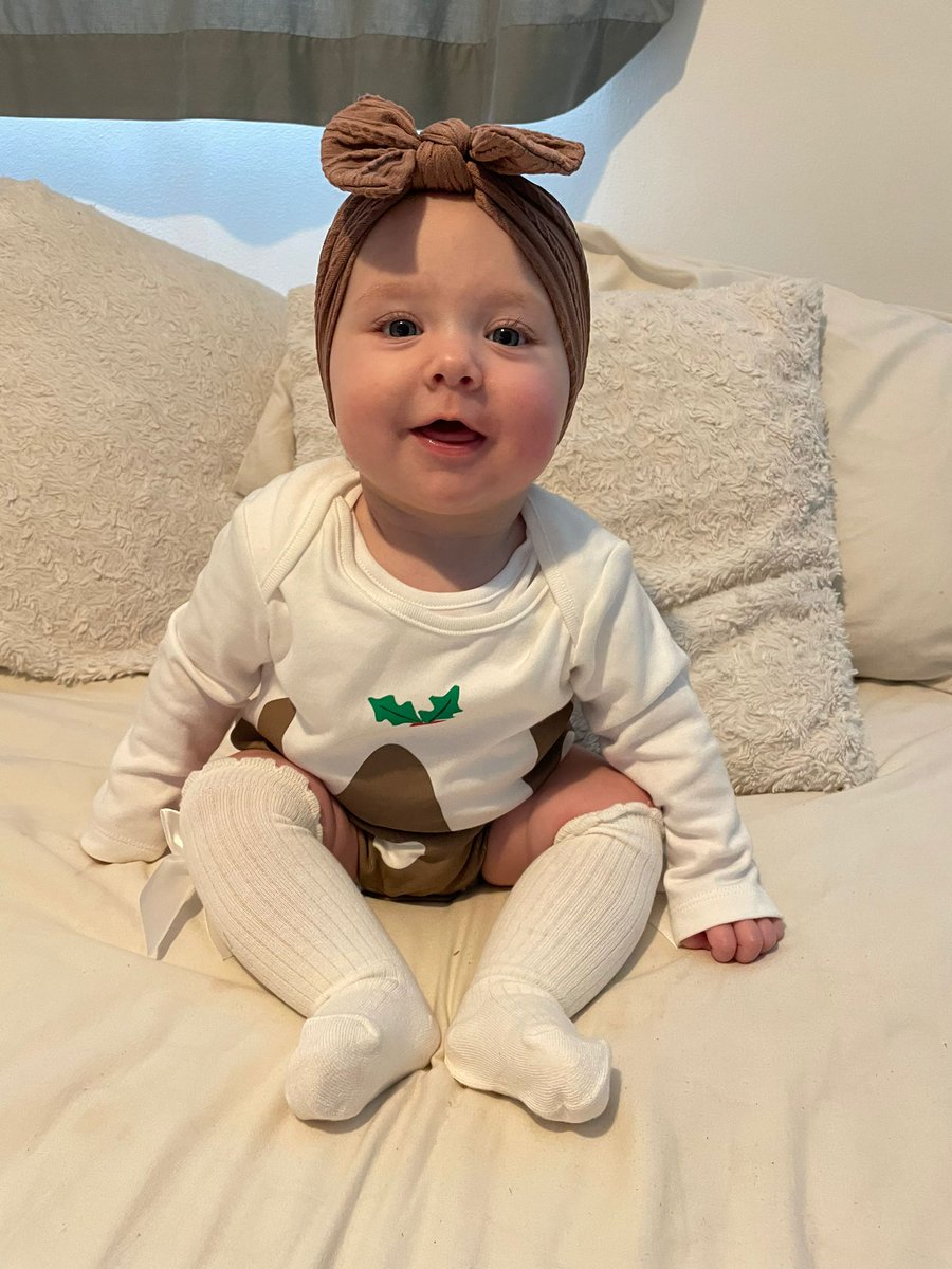 ElizabethSim7's tweet photo. Looking forward to Christmas with this little pudding 🎅🎄❤️
#youaremysunshine #grandmasgirl #1stchristmas https://t.co/uRBW7iDQcG