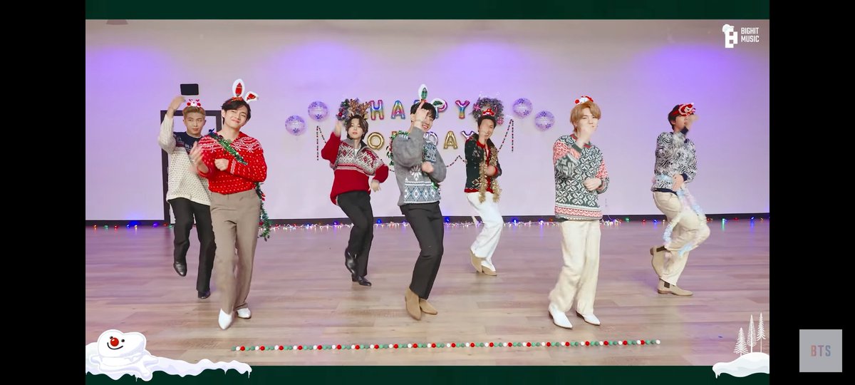 profusejoy's tweet photo. @bts_bighit Thank you for the lovely rendition 💜💜💜. Merry Christmas BTS.  
🎅🎄 https://t.co/VGvcQ5LQlp