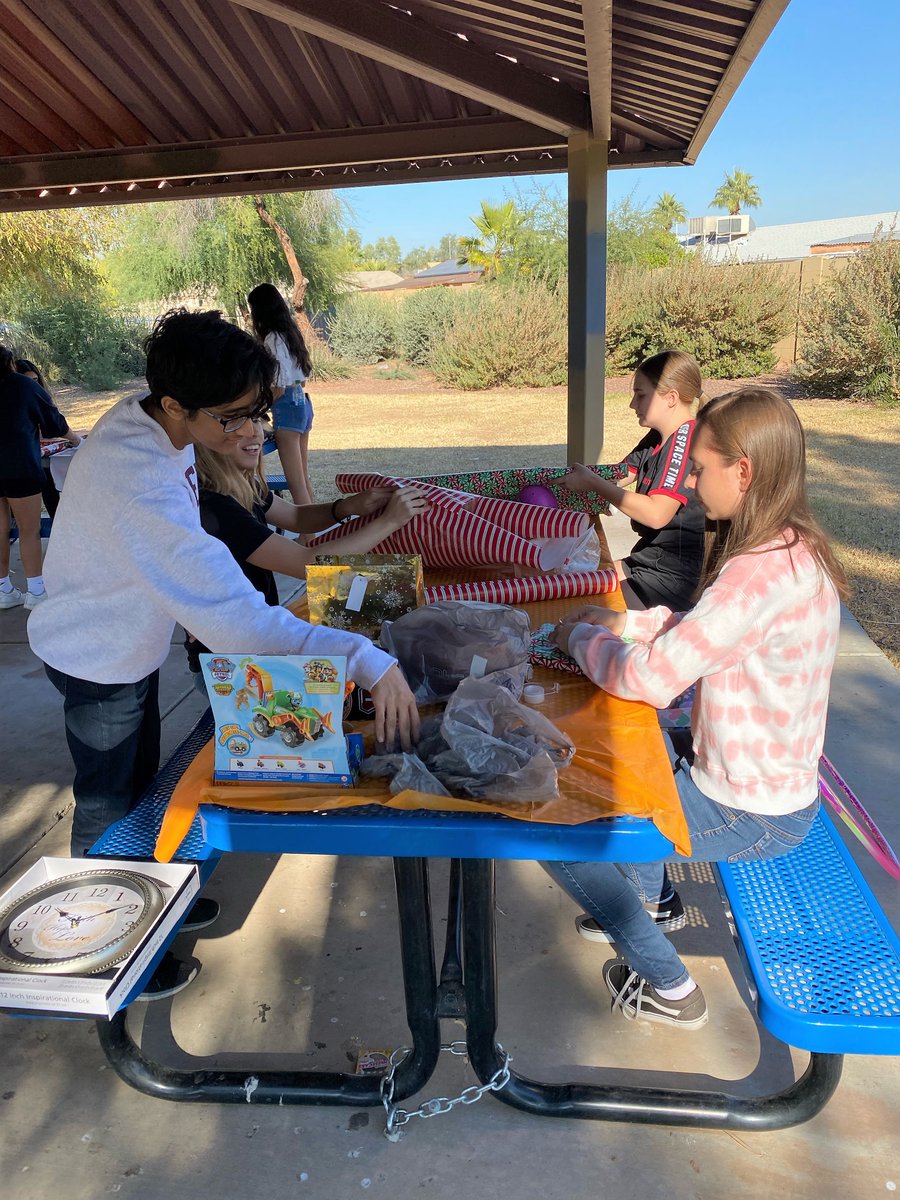 GlendaleMYAC's tweet photo. We had so much fun shopping and wrapping gifts for our Adopt A Family through @GlendaleAZ! What a great way to be able to give back to our community! #Christmas https://t.co/h7JsgHw2DN