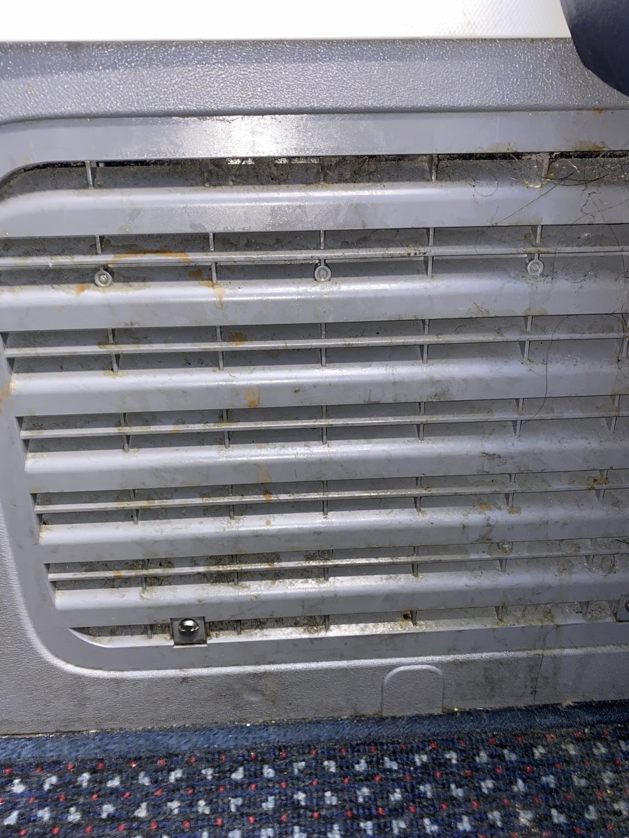 ⁦<a href="/AmericanAir/">americanair</a>⁩ please ask your clt to ewr crew to clean the intake vents. 🤢