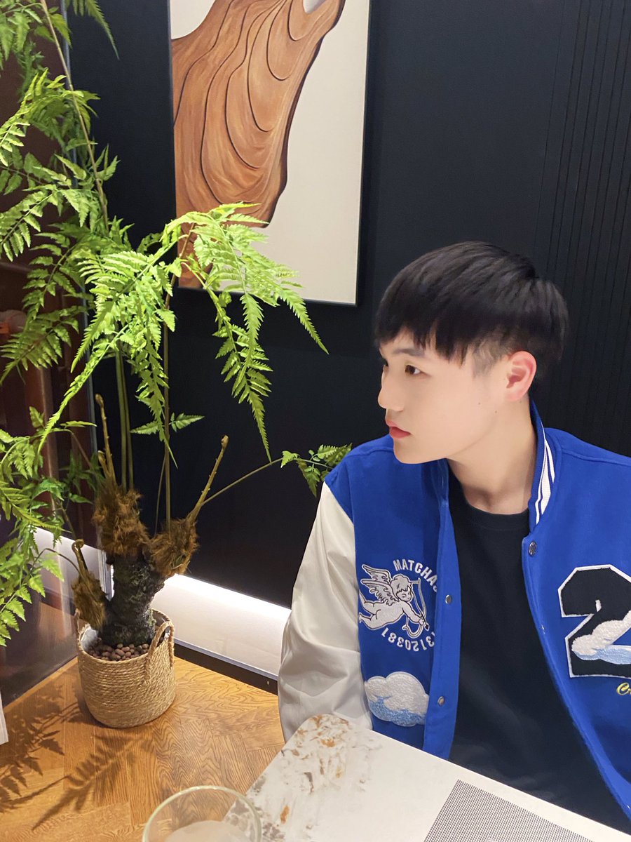 yyyy07441823's tweet photo. 平安夜有🍎吗 https://t.co/2n9y1nx1mq