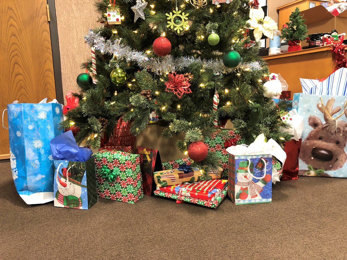 GlendaleMYAC's tweet photo. We had so much fun shopping and wrapping gifts for our Adopt A Family through @GlendaleAZ! What a great way to be able to give back to our community! #Christmas https://t.co/h7JsgHw2DN