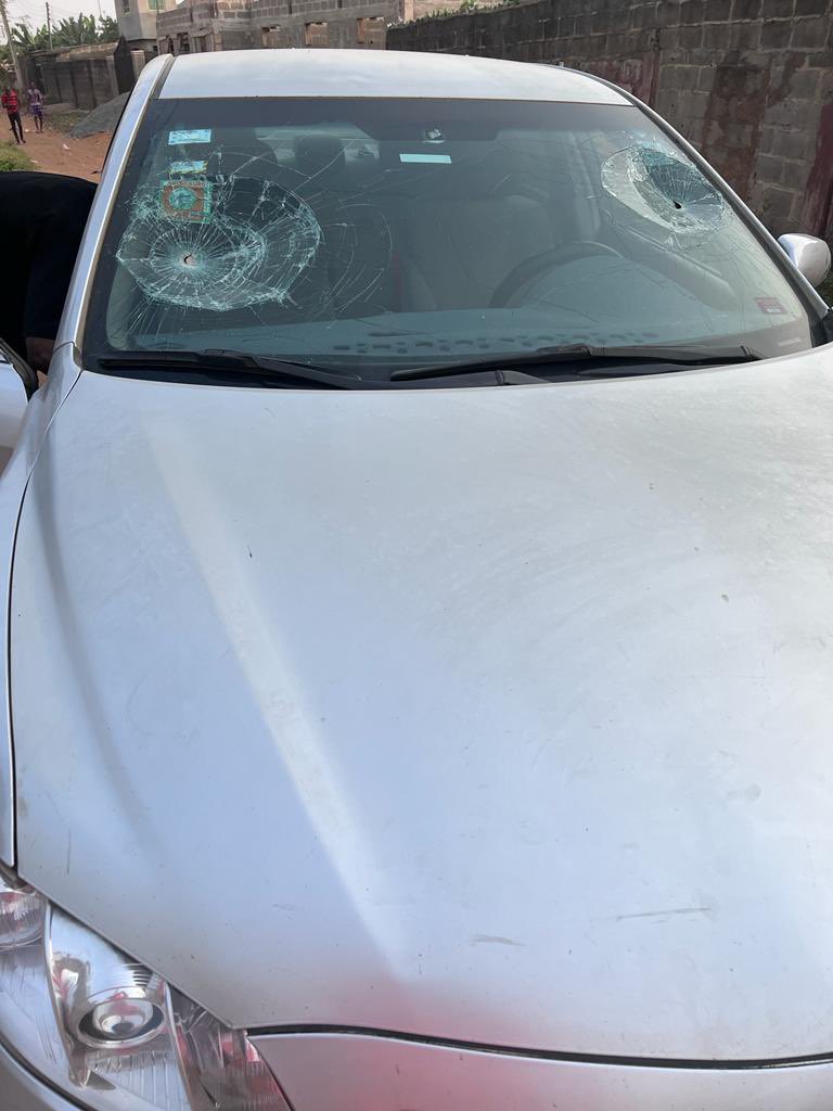 adroittours's tweet photo. What Gov. Fayemi’s convoy did to my brother on his way from Abuja to Lagos yesterday around Akure junction. @segalink @Gidi_Traffic @instablog9ja @Gistloversblog1 @GistReel @channelstv @ARISEtv https://t.co/xhVKbZgxij